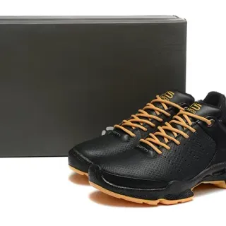 Sneakers negros y naranjas de upper sintético texturizado con paneles laterales perforados