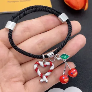 Pulsera de cordón trenzado negro y rojo con encanto esmaltado