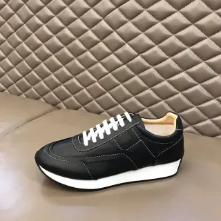 Tênis lifestyle de couro preto e branco com painéis e costura contrastante