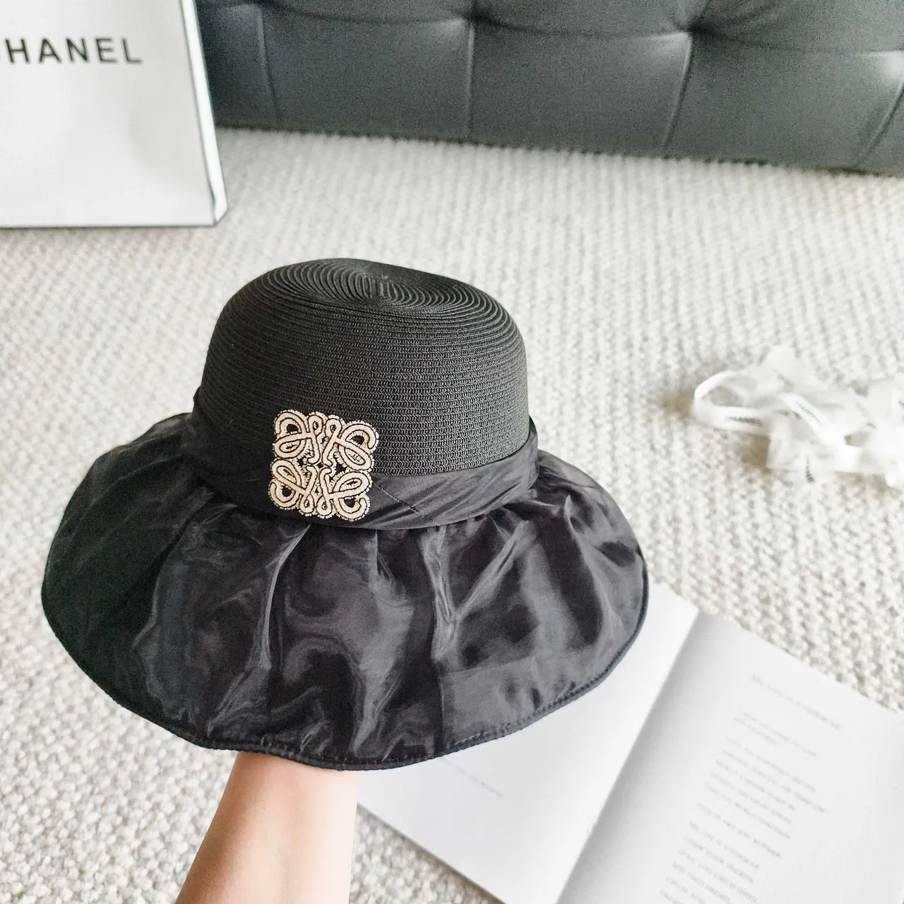 Black White Wide-Brimmed Structured Crown Bucket Hat 10