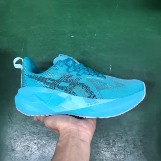 蓝黑色针织鞋面雕塑泡沫中底跑鞋