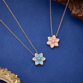 Collar con colgante floral de esmalte azul y rosa en metal tono dorado