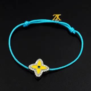 Pulseira de cordão trançado com charme de flor esmaltada azul e amarela