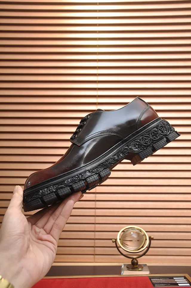 Chaussures Oxford en cuir poli marron noir avec gravure ornée et semelle à crampons 2