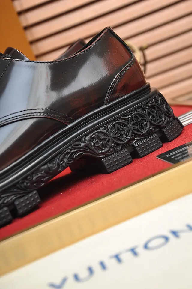 Chaussures Oxford en cuir poli marron noir avec gravure ornée et semelle à crampons 3