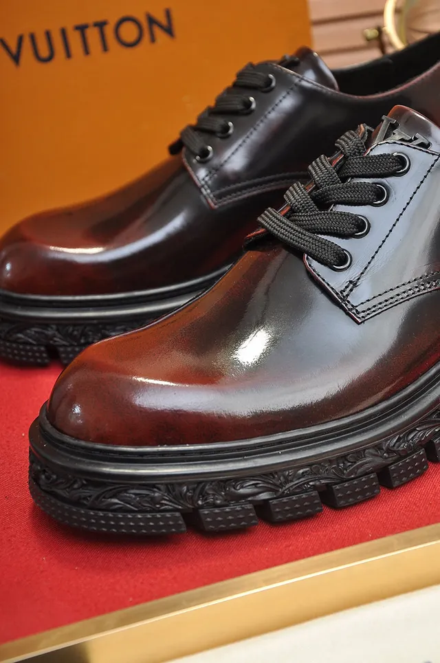 Chaussures Oxford en cuir poli marron noir avec gravure ornée et semelle à crampons 4