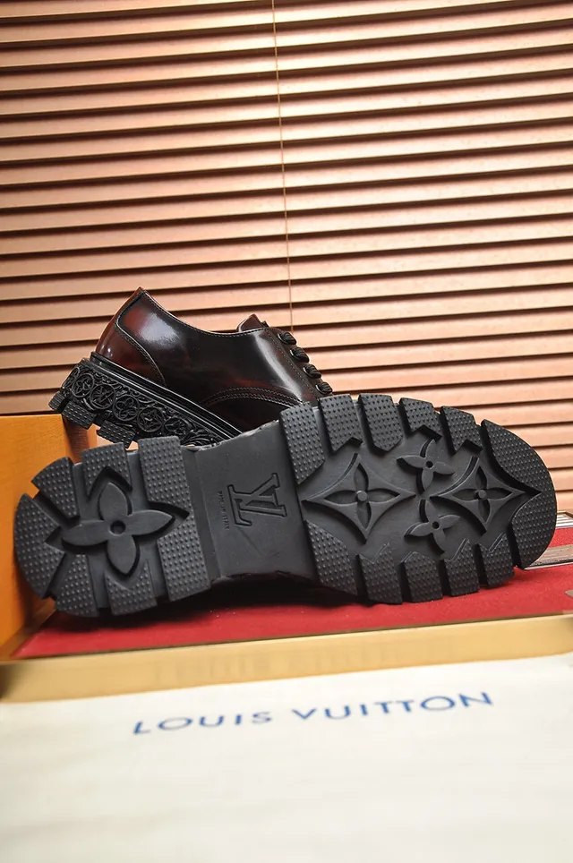 Chaussures Oxford en cuir poli marron noir avec gravure ornée et semelle à crampons 5