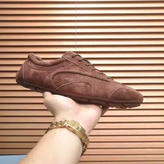 Zapatilla de ante marrón low-top lifestyle