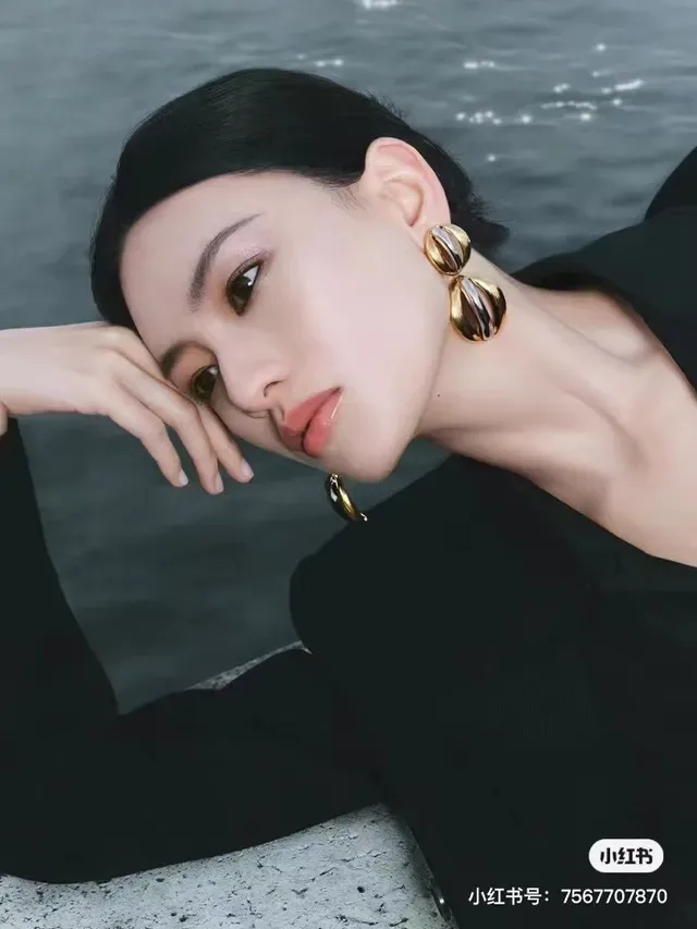 Dual-Tone Polished Oval Capsule Earrings 2