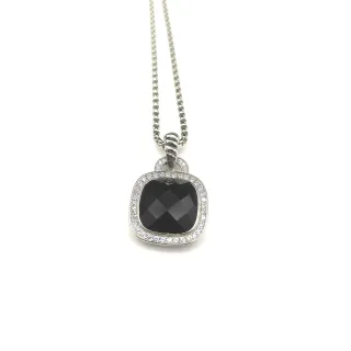 Collier pendentif en forme de coussin de pierre noire facettée avec halo pavé