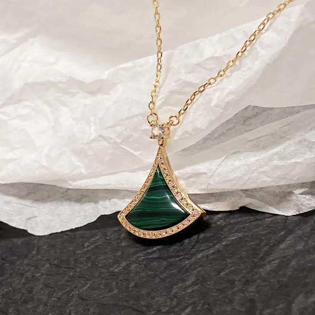 Fan-Shaped Green Stone Pendant Necklace 3