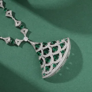Collar de Esmeralda y Diamante en Forma de Abanico con Bordes Ondulados