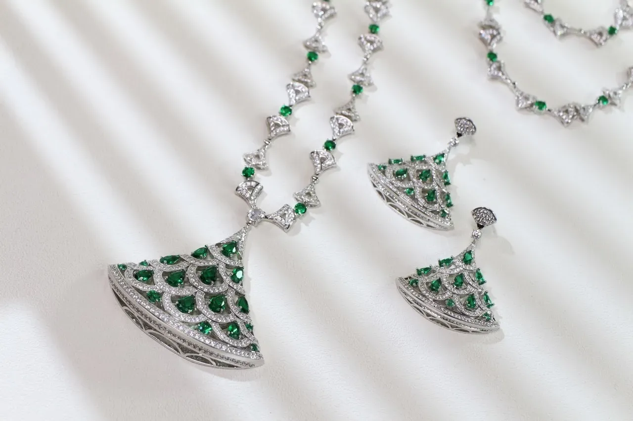 Fan-Shaped Scalloped Emerald and Diamond Pendant Necklace 5