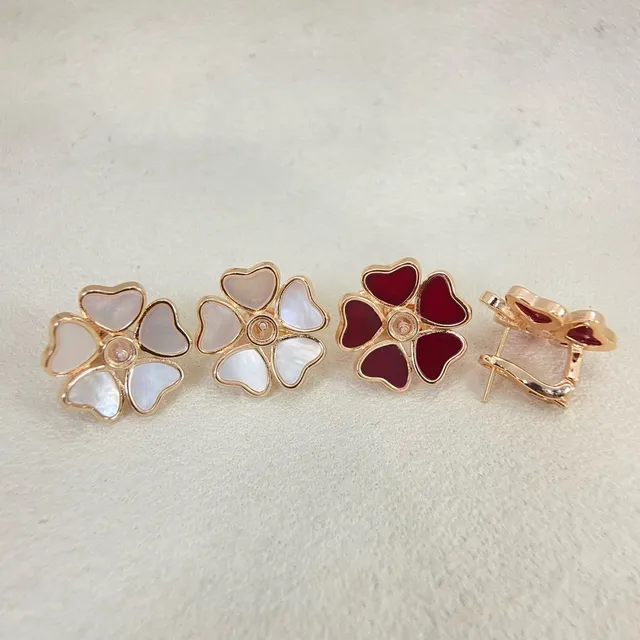Boucles d'oreilles à boutons en émail floral en forme de pétale de cœur et nacre de perle 2