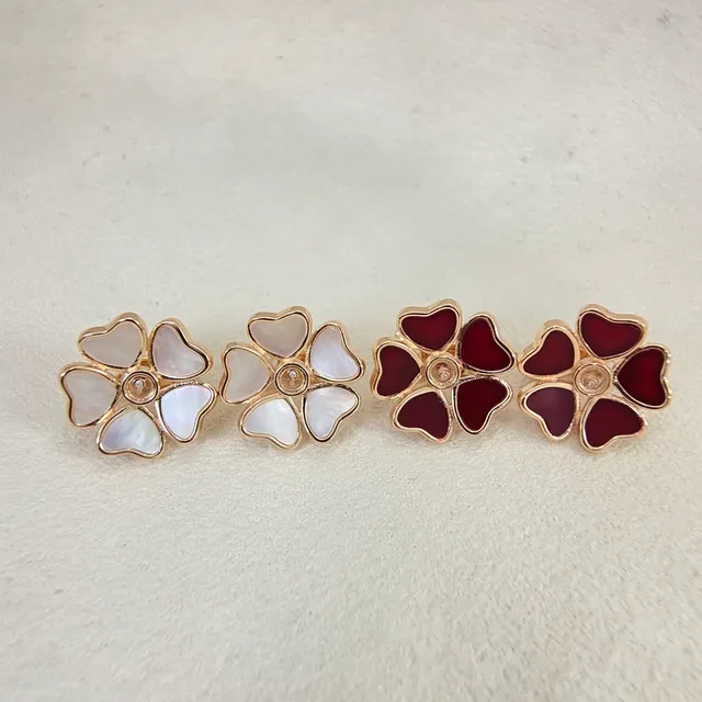 Boucles d'oreilles à boutons en émail floral en forme de pétale de cœur et nacre de perle 3