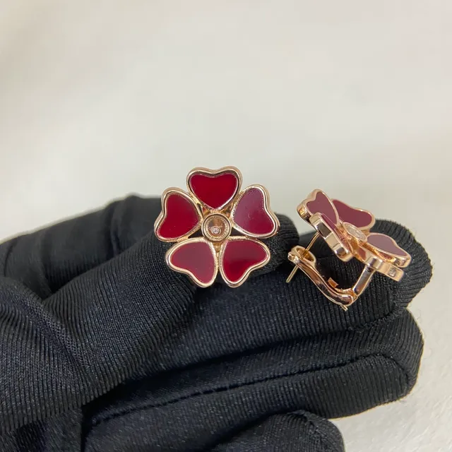 Boucles d'oreilles à boutons en émail floral en forme de pétale de cœur et nacre de perle 4
