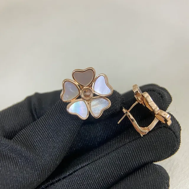 Boucles d'oreilles à boutons en émail floral en forme de pétale de cœur et nacre de perle 5