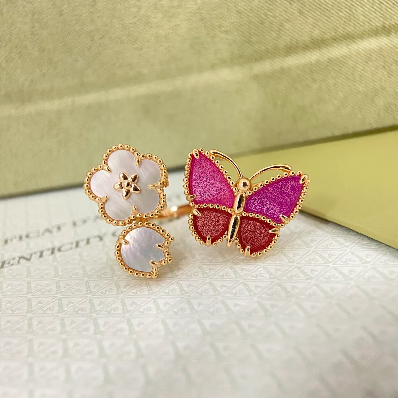 Anneaux d'émail avec motif floral de quatréfoil et papillon 2