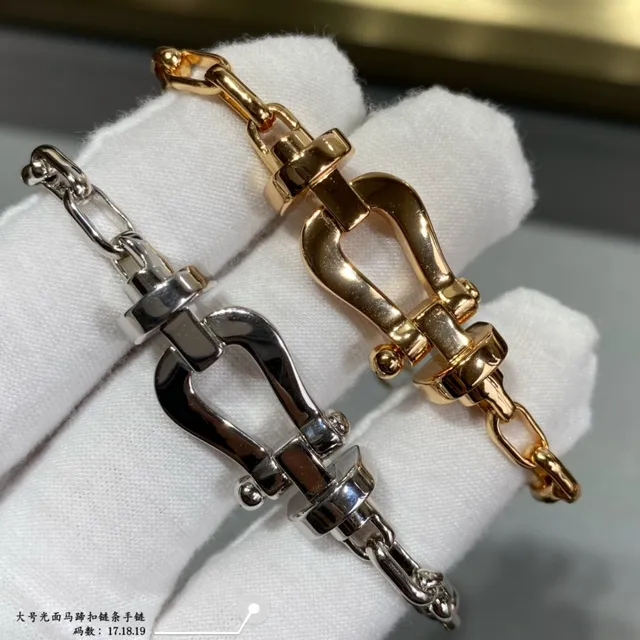 Gold and Silver Shackle-Link Chain Bracelets 9