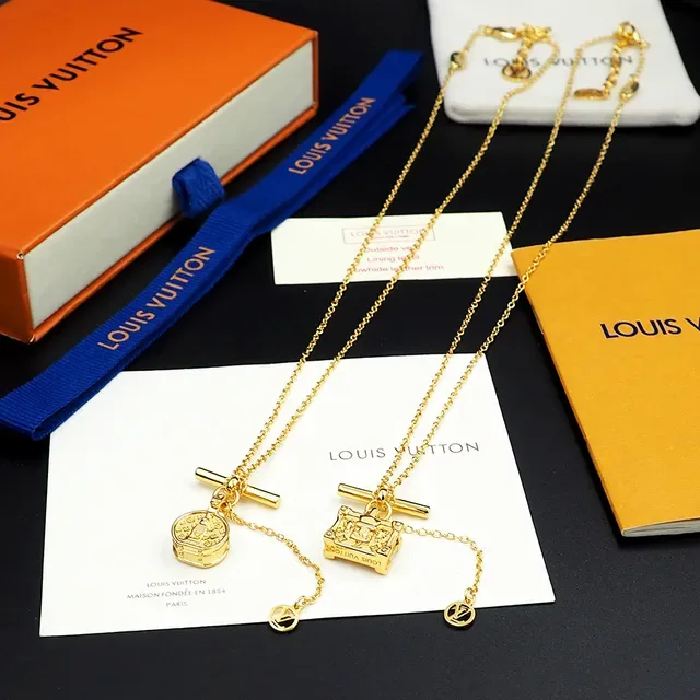 Gold Chain Toggle Clasp Necklace 2
