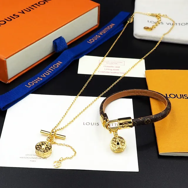 Gold Chain Toggle Clasp Necklace 3