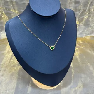 قلادة ذهبية خضراء على شكل قلب مع حافة Pavé-Set