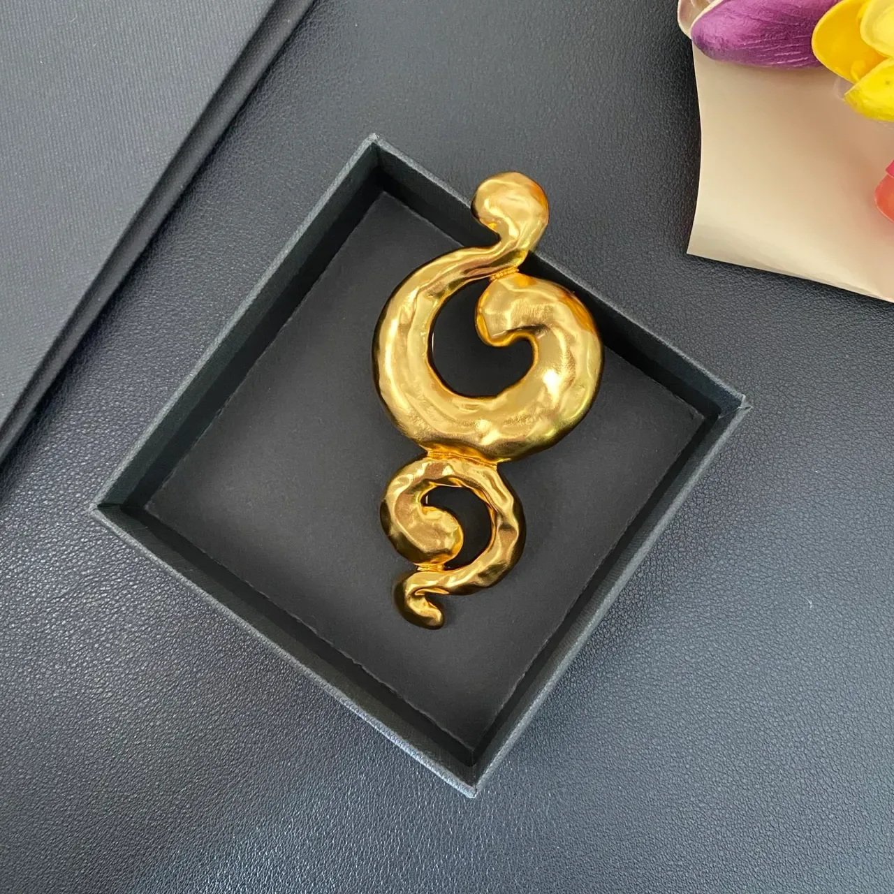 بروش ذهبي مطرق دوامة مجردة نحتية 4