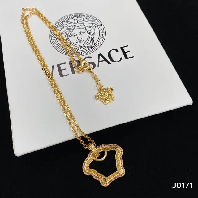 Gold Pink Chain Quatrefoil Pendant Necklace 3