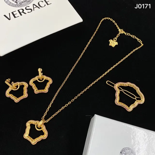 Gold Pink Chain Quatrefoil Pendant Necklace 4