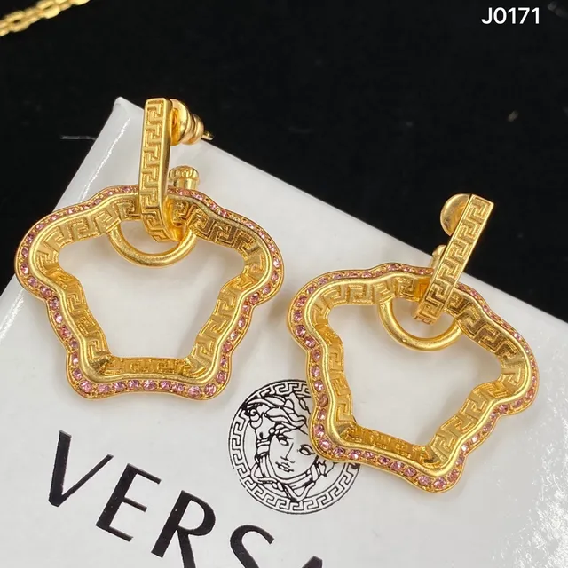 Gold Pink Chain Quatrefoil Pendant Necklace 5