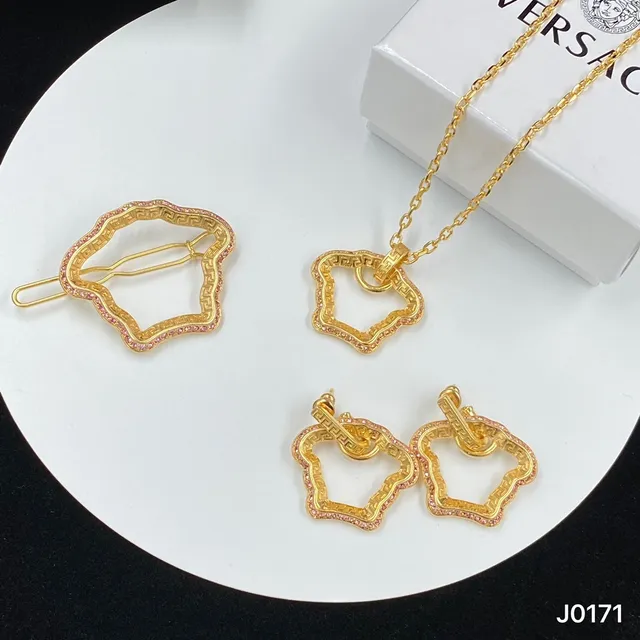 Gold Pink Chain Quatrefoil Pendant Necklace 6