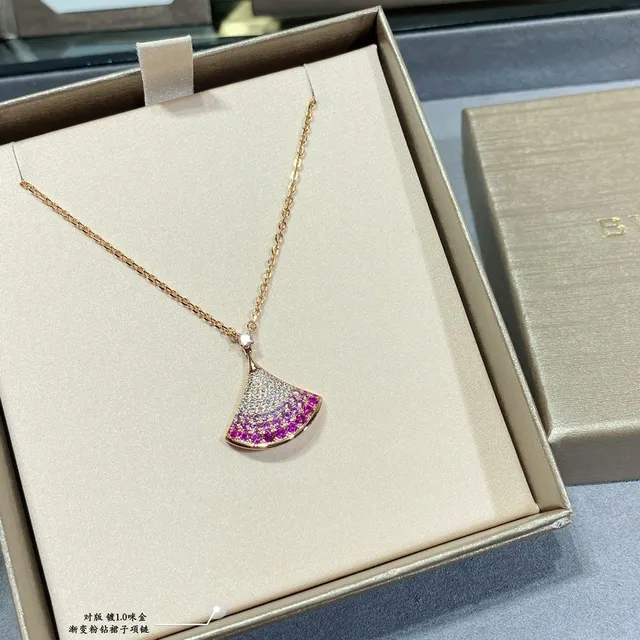 Gold Pink Fan-Shaped Pendant Gradient Stones Necklace 3