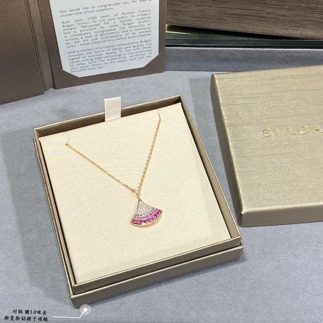 Gold Pink Fan-Shaped Pendant Gradient Stones Necklace 7