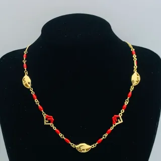 Collier chaîne dorée et rouge avec accents de perles