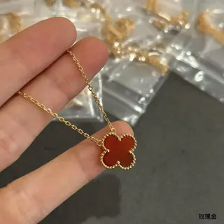 قلادة ذهبية برسم البرسيم الأحمر مزينة بالخرز وحواف الـ Bezel