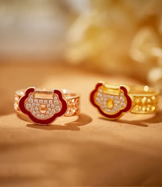 Gold Red Filigree Band Pavé-Set Clear Stones Ring 2