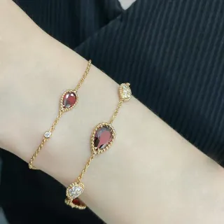 Pulsera de cadena de oro rojo con cadena retorcida de cuerda y gemas en forma de lágrima
