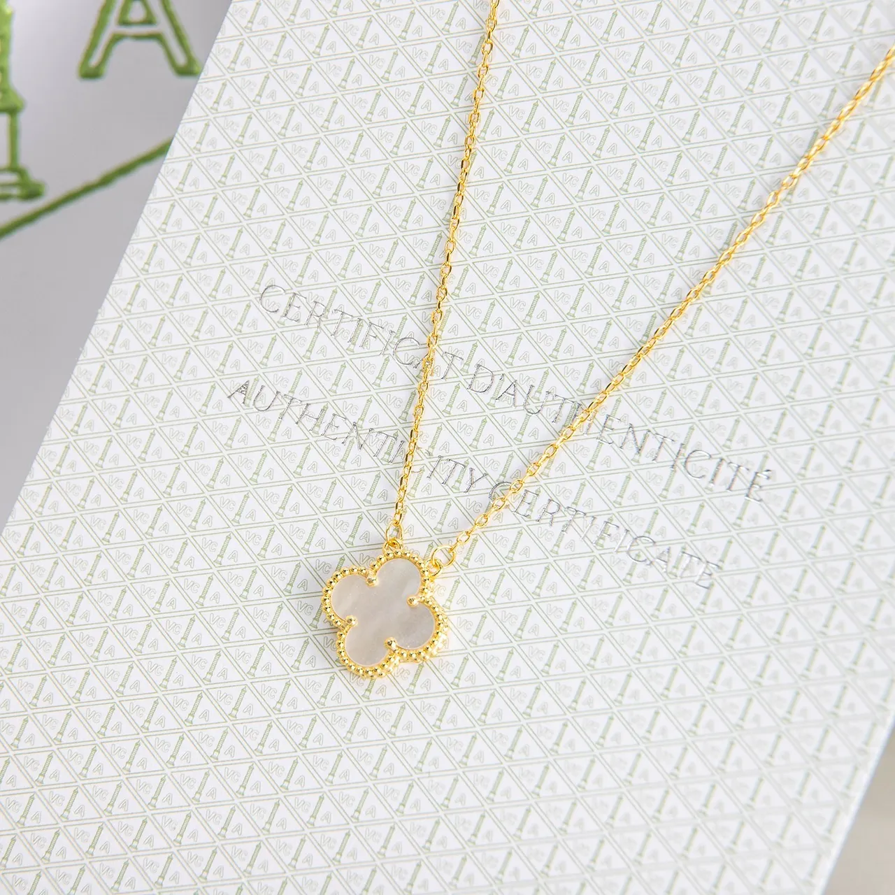 Colar com pingante em forma de trifólio de ouro e prata com incrustação de madrepérola 4