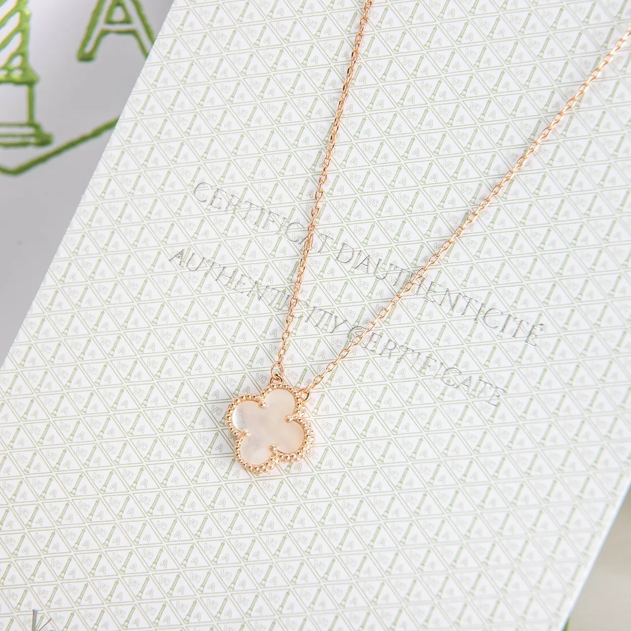 Colar com pingante em forma de trifólio de ouro e prata com incrustação de madrepérola 5