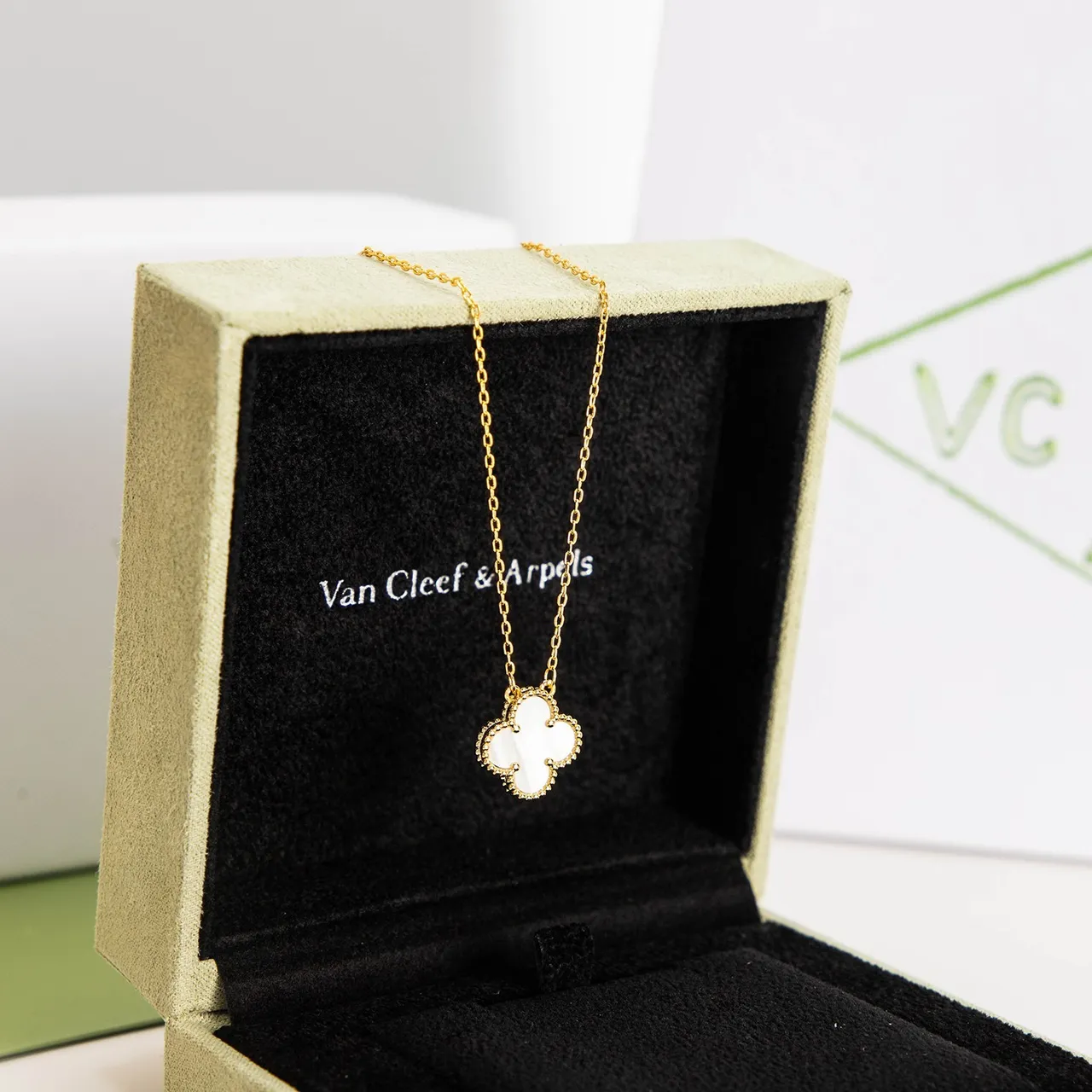 Colar com pingante em forma de trifólio de ouro e prata com incrustação de madrepérola 6
