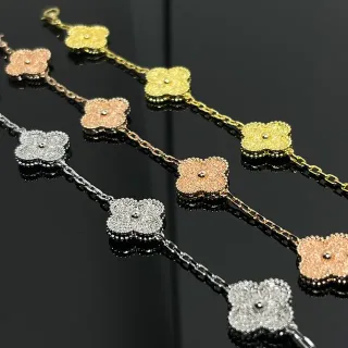 Pulsera con charms en forma de flor en oro y plata con piedras pavé