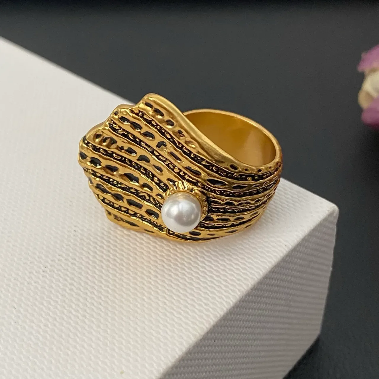 Gold Textured Shell-Inspired Band Single Pearl Accent Ring 9