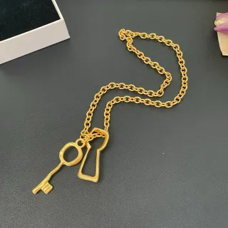 Collier pendentif doré à double clé