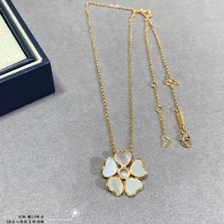 金色五瓣珍珠母花吊坠项链