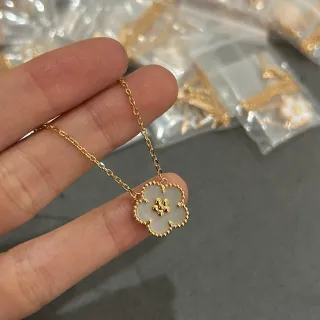 Collier pendentif fleur à quatre pétales doré