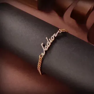 سوارة سلسلة كيرب ذهبية مع لوحة اسم سكريبت بافيه