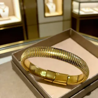 Pulsera tubular segmentada ribeteada de tono dorado