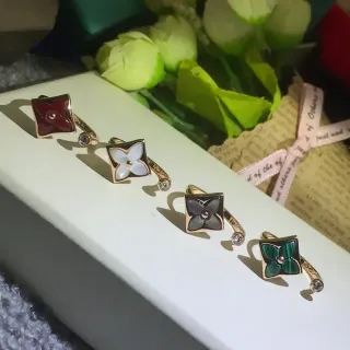Anillos con incrustación floral cuadrada en tono dorado y banda abierta