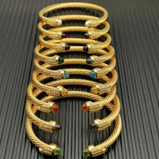 Pulseras de tono dorado con cable trenzado, terminales de gemas y pavé