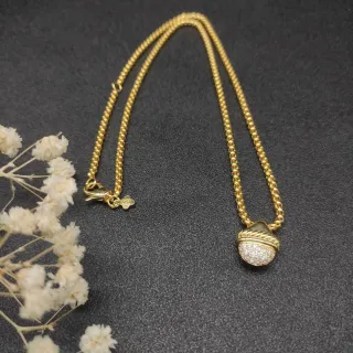Collier avec Chaîne de Perles Dorée Blanche et Pendentif en Forme de Gland